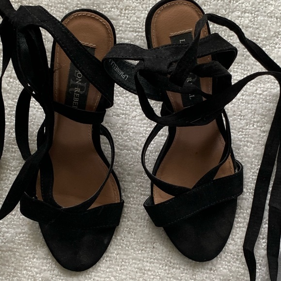 London Rebel Shoes - Black tie up velour heels